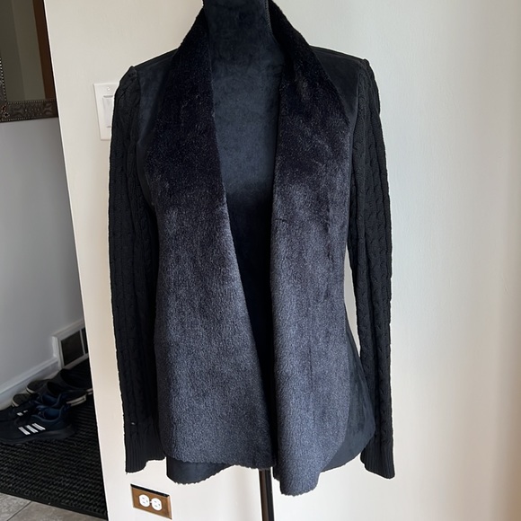 Gorgeous faux fur, cable knit sweater/jacket! - Picture 2 of 12